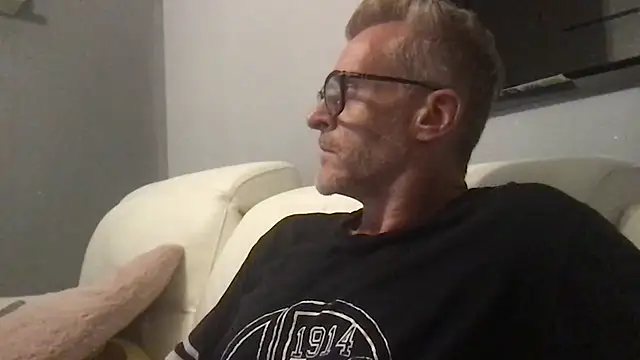 Axl hot online show from June 25, 9:08 pm