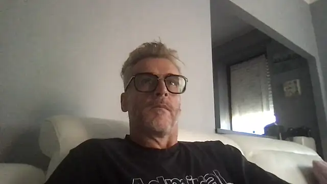 Axl hot online show from June 28, 7:47 am