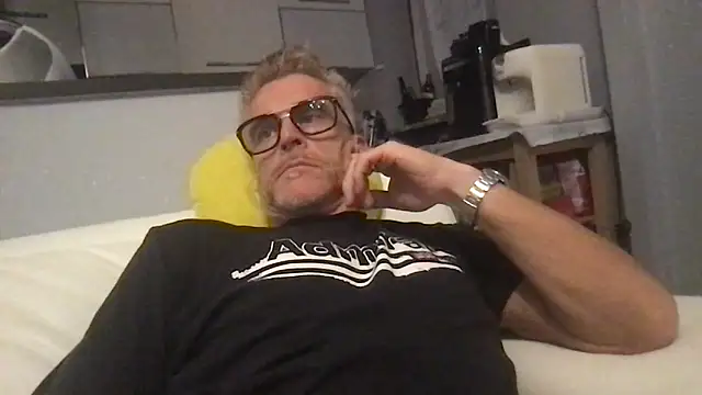 Axl hot online show from June 29, 7:58 pm