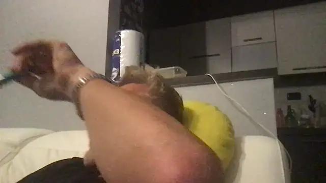Axl hot online show from July 6, 7:49 pm