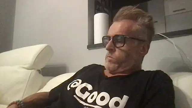 Axl hot online show from July 15, 8:25 pm
