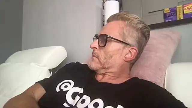 Axl hot online show from July 18, 2:10 pm