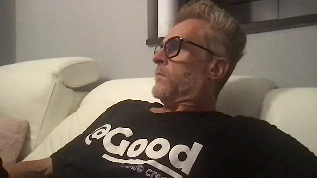 Axl hot online show from July 20, 8:33 pm