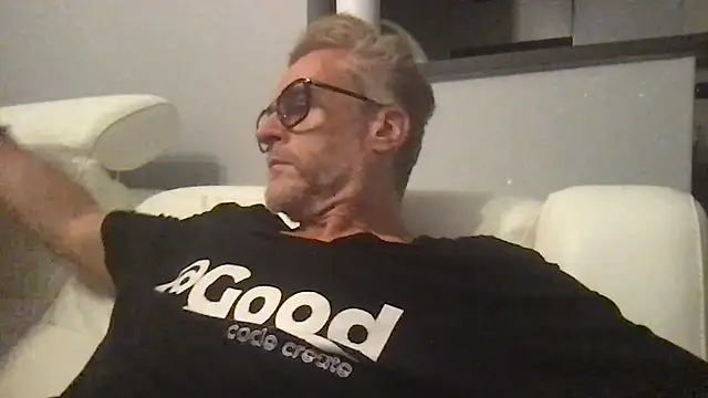 Axl hot online show from July 21, 9:06 pm