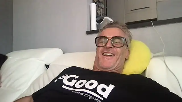Axl hot online show from July 26, 12:12 pm
