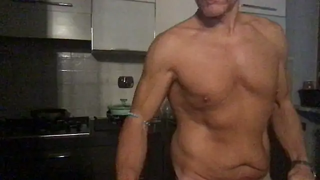Axl hot online show from July 28, 9:25 pm