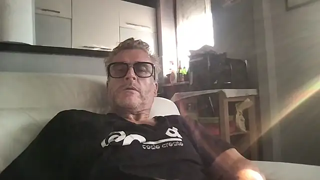Axl hot online show from July 30, 5:12 pm