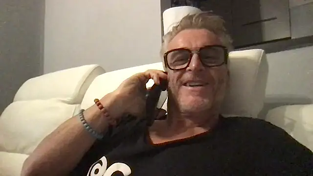Axl hot online show from July 31, 7:24 pm
