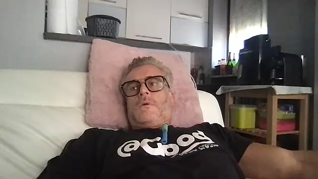 Axl hot online show from August 1, 1:10 pm