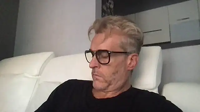 Axl hot online show from August 3, 9:59 am