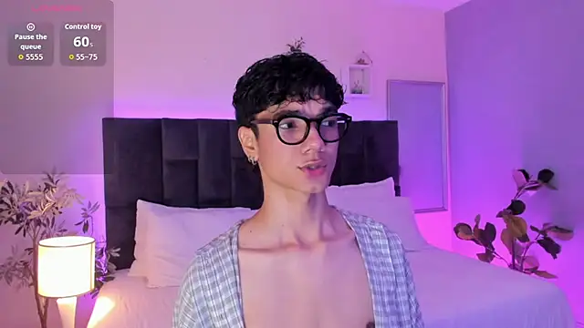 Snapshot of Phillicious__ chatting on November 22, 10:42 pm Phillicious online show from November 22, 10:42 pm