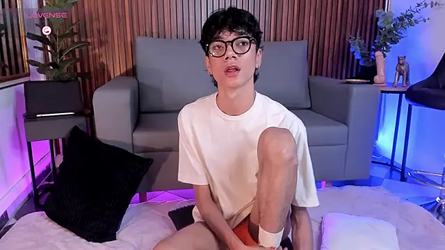 Snapshot of Phillicious__ chatting on February 15, 10:17 pm Phillicious online show from February 15, 10:17 pm