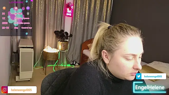 SuzyMiu online show from March 12, 2:34 pm