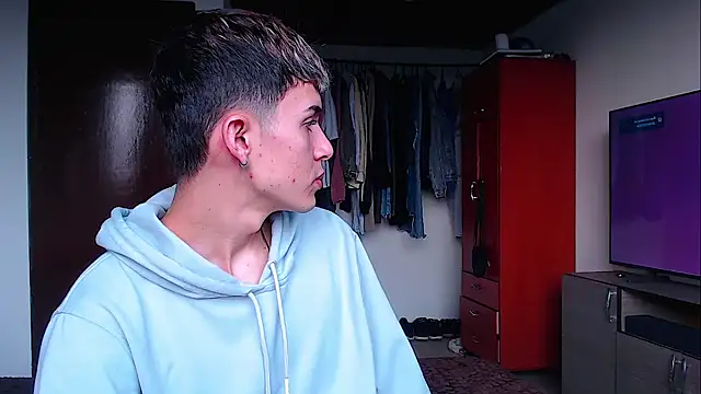 Snapshot of john_vichenso chatting on December 15, 9:30 pm john vichenso online show from December 15, 9:30 pm