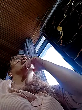 Snapshot of Lady_16 chatting on February 18, 10:06 pm Lady 16 online show from February 18, 10:06 pm