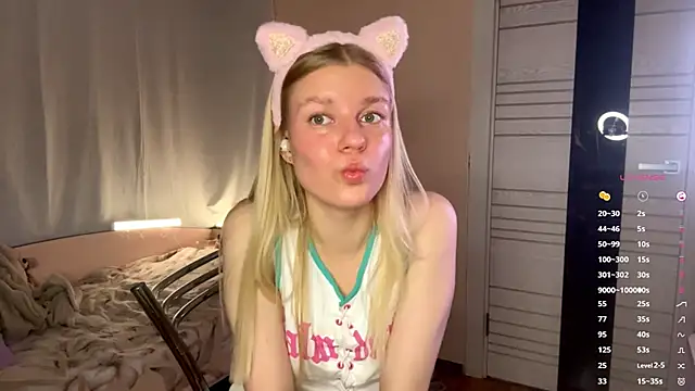 Snapshot of MaryjaneSpider chatting on October 22, 6:51 pm MaryjaneSpider online show from October 22, 6:51 pm