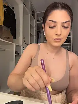 Snapshot of Lexi_Storm chatting on June 12, 5:06 am Lexi Storm online show from June 12, 5:06 am