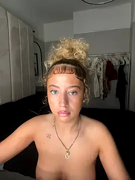 Snapshot of Aurorajadex chatting on October 10, 9:52 am Aurorajadex online show from October 10, 9:52 am