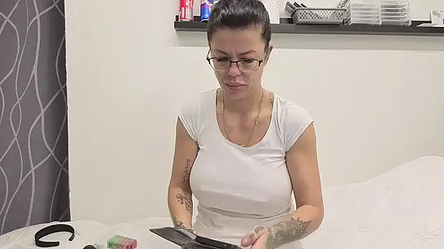 Snapshot of sexygilf82 chatting on November 24, 10:48 am sexygilf82 online show from November 24, 10:48 am