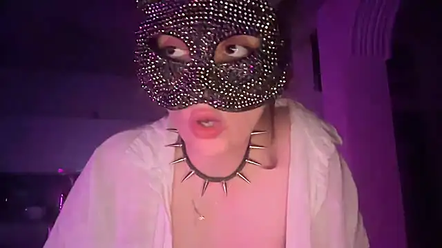 Snapshot of Lunahadidd chatting on March 5, 1:01 am Lunahadidd online show from March 5, 1:01 am