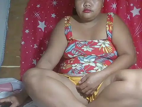 Snapshot of hot_mom13 chatting on November 18, 5:06 pm hot mom13 online show from November 18, 5:06 pm