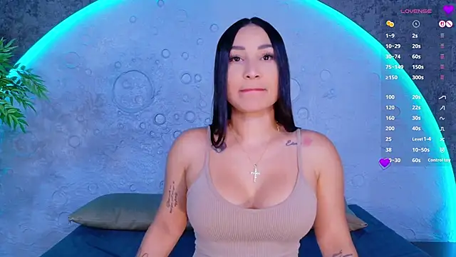 ReinaChloe online show from April 30, 4:35 pm