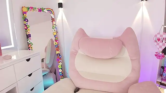 justonecute online show from June 12, 4:00 am