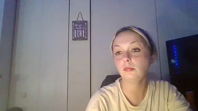 Candykissesxoxo online show from October 12, 8:35 am