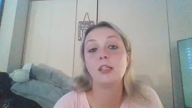 Snapshot of Candykissesxoxo chatting on November 2, 7:22 am Candykissesxoxo online show from November 2, 7:22 am