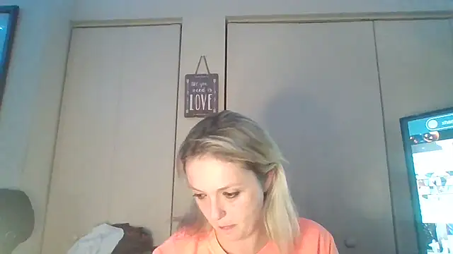 Snapshot of Candykissesxoxo chatting on November 3, 9:32 am Candykissesxoxo online show from November 3, 9:32 am