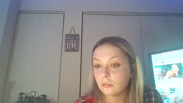 Snapshot of Candykissesxoxo chatting on December 23, 6:33 am Candykissesxoxo online show from December 23, 6:33 am