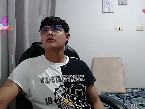 yesitwink  online show from March 16, 2:39 am