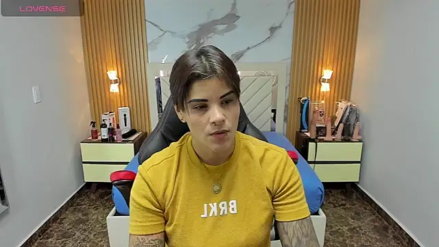 Snapshot of KAROLLJONES1 chatting on November 4, 7:13 pm KAROLLJONES1 online show from November 4, 7:13 pm