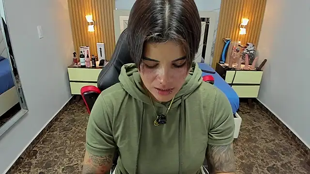 Snapshot of KAROLLJONES1 chatting on December 2, 7:42 pm KAROLLJONES1 online show from December 2, 7:42 pm