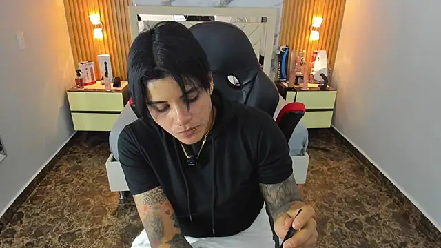 Snapshot of KAROLLJONES1 chatting on December 13, 7:53 pm KAROLLJONES1 online show from December 13, 7:53 pm