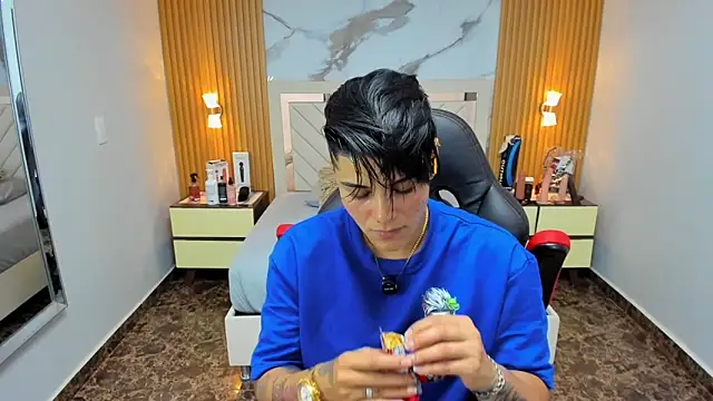 KAROLLJONES1 online show from January 9, 7:48 pm