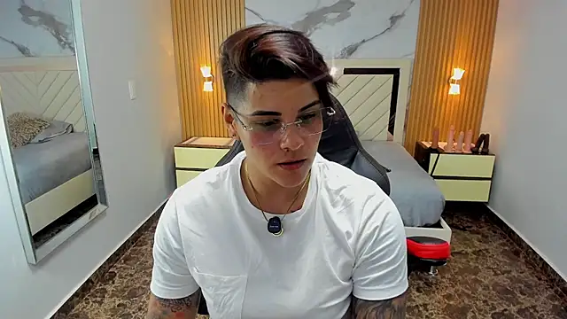 KAROLLJONES1 online show from March 17, 7:50 pm