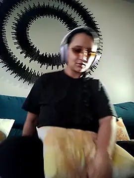 Snapshot of Esmeralda333 chatting on February 24, 11:52 am Esmeralda333 online show from February 24, 11:52 am