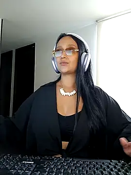 Snapshot of Esmeralda333 chatting on March 3, 2:45 pm Esmeralda333 online show from March 3, 2:45 pm