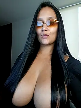 Snapshot of Esmeralda333 chatting on March 10, 8:25 pm Esmeralda333 online show from March 10, 8:25 pm