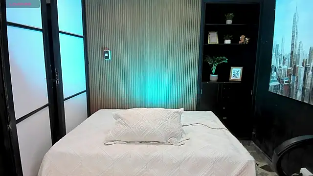 Snapshot of SamaraAnders_ chatting on June 7, 4:05 am SamaraAnders online show from June 7, 4:05 am