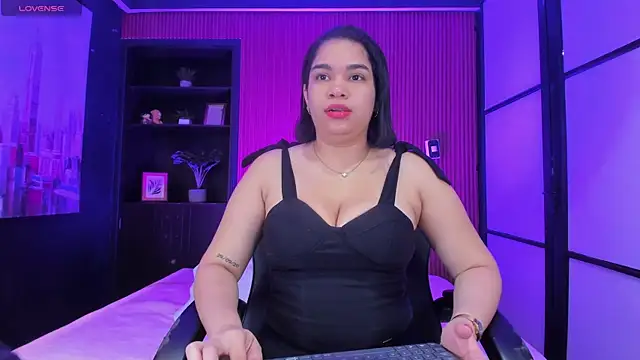 Snapshot of SamaraAnders_ chatting on June 16, 5:32 am SamaraAnders online show from June 16, 5:32 am