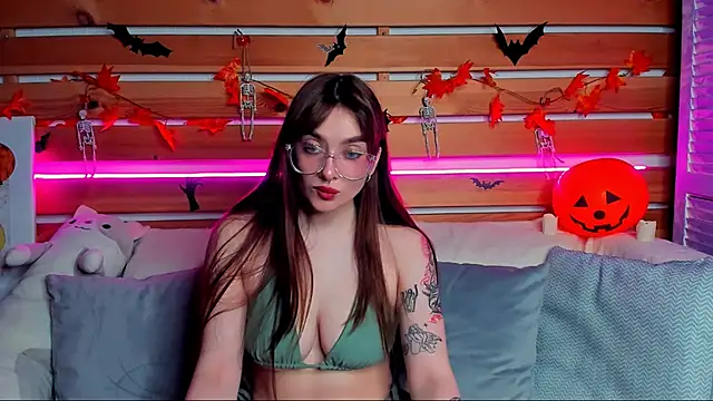 Snapshot of Emily_Tylerr chatting on November 5, 8:14 am Emily Tylerr online show from November 5, 8:14 am