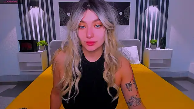 Emily Tylerr online show from March 18, 1:20 am