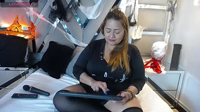 Snapshot of MonzerratBoyer chatting on October 26, 6:25 pm MonzerratBoyer online show from October 26, 6:25 pm