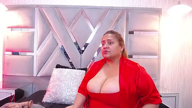 Snapshot of MonzerratBoyer chatting on November 24, 6:02 am MonzerratBoyer online show from November 24, 6:02 am