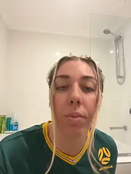 louiseberkeley online show from June 26, 4:39 am