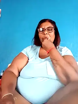 Snapshot of mileesha chatting on February 10, 8:42 am mileesha online show from February 10, 8:42 am