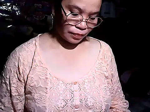 Snapshot of Adeline05 chatting on December 4, 9:18 am Adeline05 online show from December 4, 9:18 am