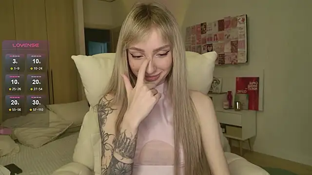 Snapshot of Lunainnk chatting on February 14, 11:45 pm Lunainnk online show from February 14, 11:45 pm